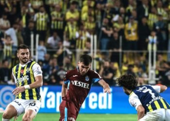 Süper Lig : Fenerbahçe tombe et laisse filer Galatasaray