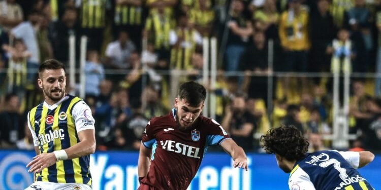 Süper Lig : Fenerbahçe tombe et laisse filer Galatasaray